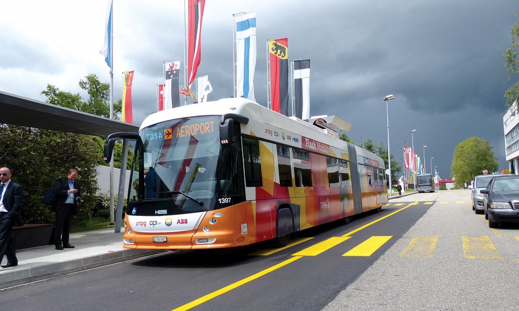 A Swiss consortium built the world’s first rechargeable articulated electric bus.