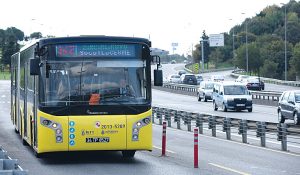 A BredaMenarinibus separated from traffic on an Istanbul busway.